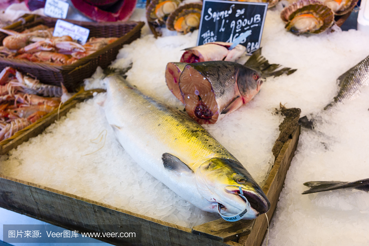 在巴黎的法国市场上,银鱼,新鲜的冰鱼